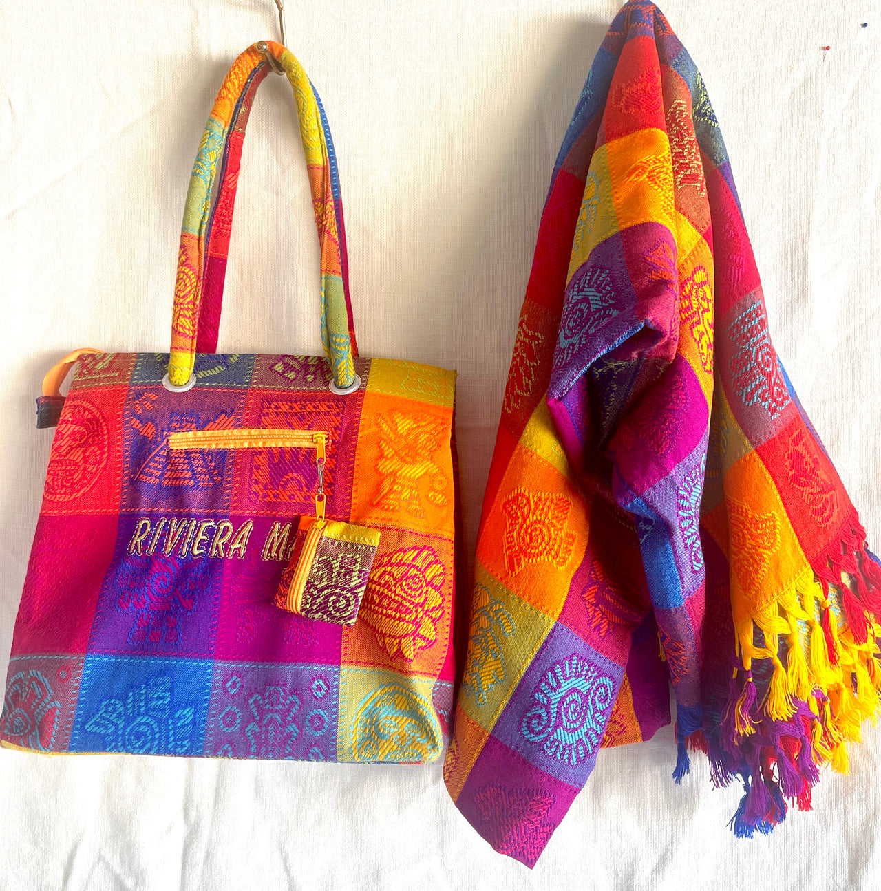 Bold multicolor beach weekend bag with blanket set